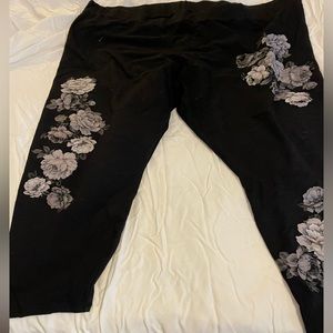 Crop leggings with rose appliqué.